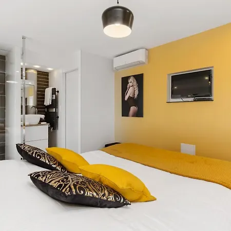 Rocca - Vue - Terrasse - Parking - - Village Naturiste *